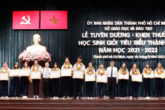 Thành phố Hồ Chí Minh: Gần 490 học sinh giỏi được thưởng từ 5 triệu đến 200 triệu đồng