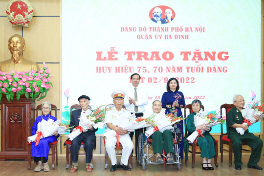 Phó Bí thư Thường trực Thành ủy trao Huy hiệu Đảng tặng các đảng viên lão thành quận Ba Đình