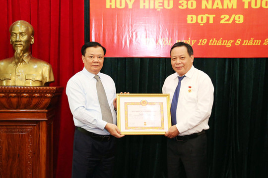 Phó Bí thư Thành ủy Hà Nội Nguyễn Văn Phong nhận Huy hiệu 30 năm tuổi Đảng