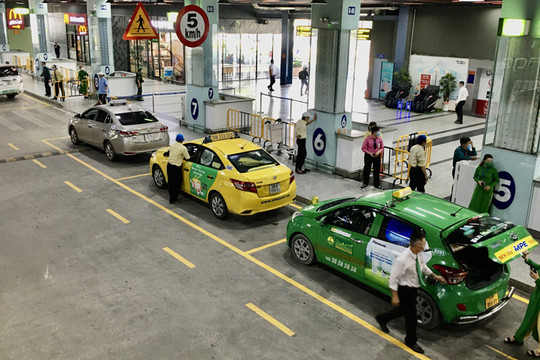 Cảng hàng không quốc tế Tân Sơn Nhất xử lý nghiêm xe taxi, xe công nghệ vi phạm