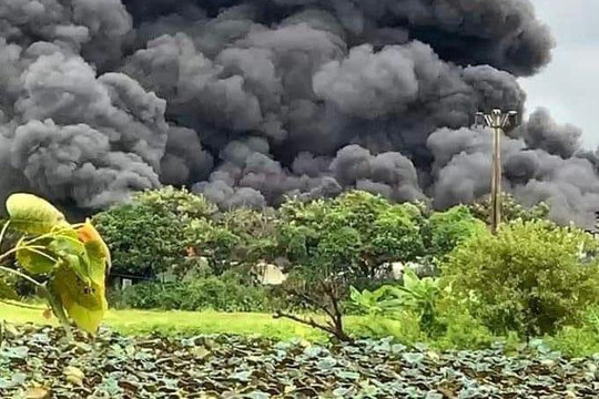 Dập tắt đám cháy xưởng chăn ga gối đệm ở huyện Thường Tín