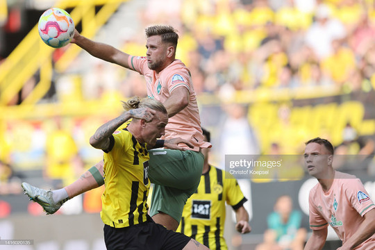 Dortmund bại trận khó tin
