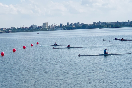 Hơn 400 vận động viên tranh tài tại Giải đua thuyền rowing và canoeing vô địch trẻ quốc gia