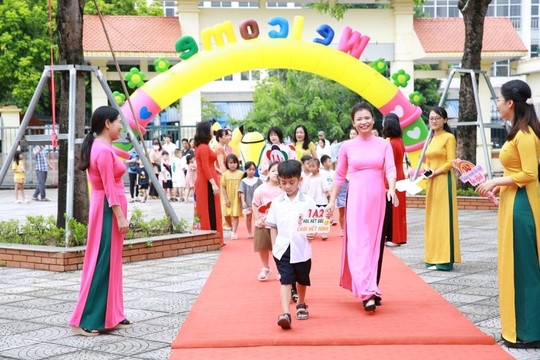 Hà Nội: Học sinh lớp 1 tựu trường đón năm học mới