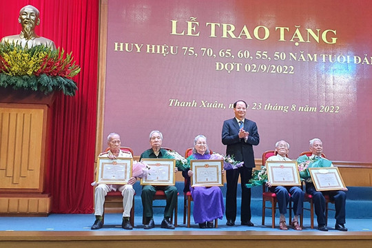 Quận ủy Thanh Xuân trao Huy hiệu Đảng đợt 2-9