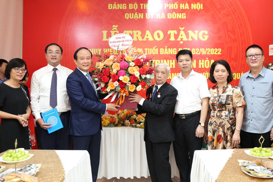 Phó Bí thư Thành ủy Nguyễn Ngọc Tuấn trao Huy hiệu 75 tuổi Đảng tặng đảng viên Trịnh Tiến Hòa