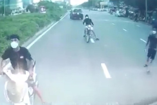 Khởi tố vụ chặn xe ô tô, cầm hung khí đe dọa lái xe trên đường Nguyễn Văn Huyên