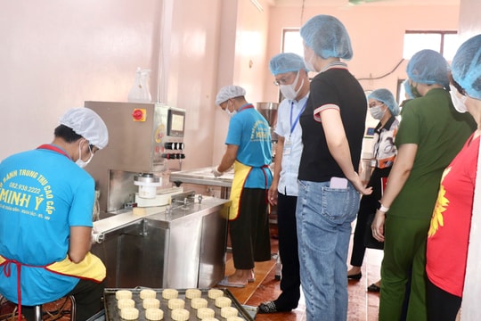 Ra quân giám sát chất lượng bánh trung thu