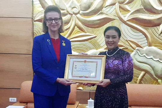 Trao tặng Kỷ niệm chương cho Trưởng đại diện UNDP tại Việt Nam