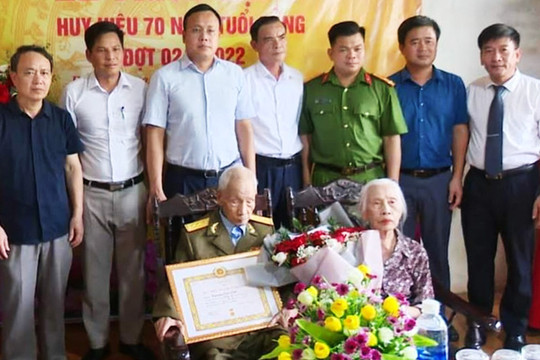 Sóc Sơn trao tặng Huy hiệu 70 năm tuổi Đảng cho đảng viên lão thành
