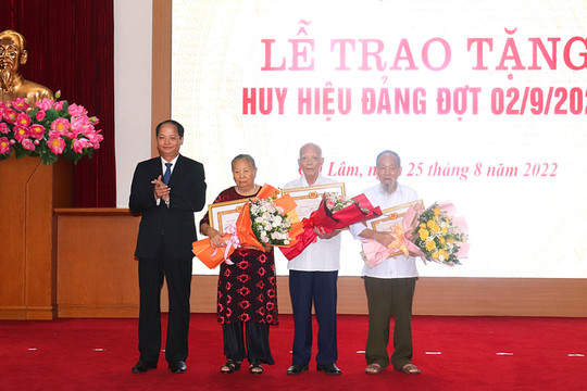 Huyện ủy Gia Lâm trao Huy hiệu Đảng đợt 2-9 tặng 263 đảng viên