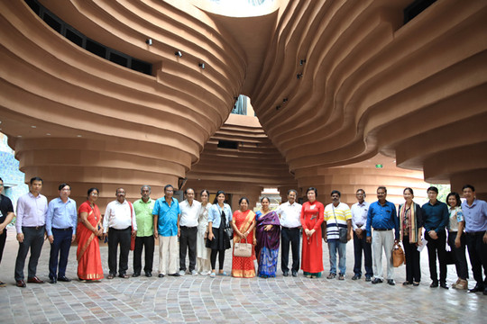 Đoàn đại biểu Hội Hữu nghị và Hợp tác văn hóa Ấn Độ thăm Trung tâm Tinh hoa làng nghề Việt