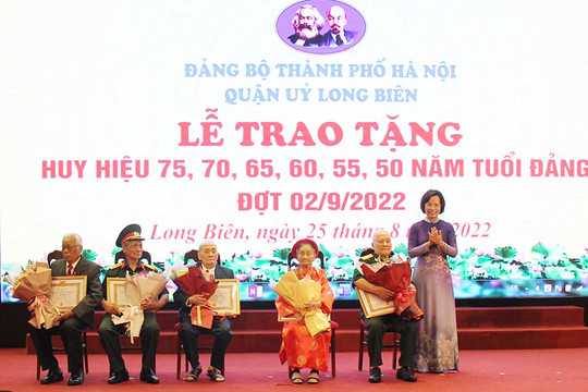 Quận ủy Long Biên tổ chức lễ trao Huy hiệu Đảng tặng 423 đảng viên