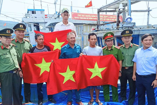 Công an 5 thành phố trực thuộc Trung ương tặng cờ Tổ quốc cho ngư dân Đà Nẵng