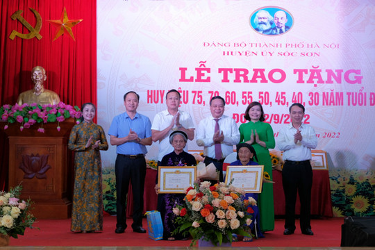 Lãnh đạo Thành ủy Hà Nội trao tặng Huy hiệu Đảng đợt 2-9 cho đảng viên huyện Sóc Sơn