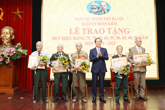 Phó Bí thư Thành ủy Hà Nội Nguyễn Ngọc Tuấn trao Huy hiệu Đảng tại quận Hoàn Kiếm