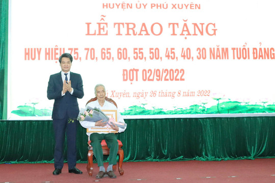 Trao Huy hiệu Đảng tặng các đảng viên lão thành huyện Phú Xuyên
