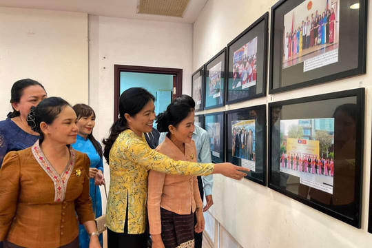 Thành phố Hồ Chí Minh khai mạc Triển lãm ảnh ''Việt Nam - Lào thắm tình hữu nghị''