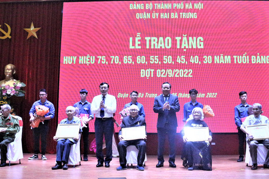 Quận ủy Hai Bà Trưng tổ chức lễ trao Huy hiệu Đảng tặng các đảng viên đợt 2-9