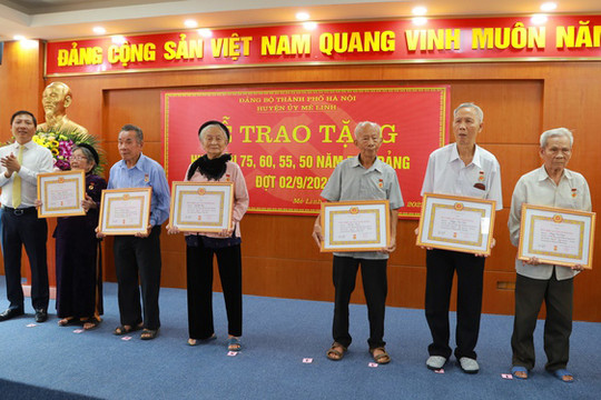 Huyện ủy Mê Linh trao Huy hiệu Đảng đợt 2-9 cho các đảng viên thuộc Đảng bộ huyện