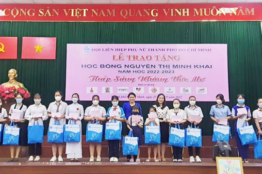 Thành phố Hồ Chí Minh trao nhiều học bổng hỗ trợ học sinh vượt khó vươn lên