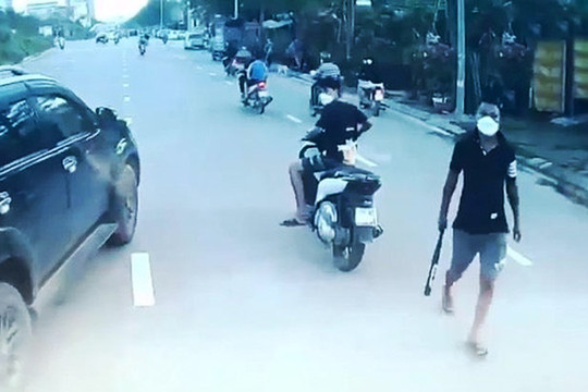 Làm rõ nhóm đối tượng dùng hung khí chặn xe ô tô trên đường Nguyễn Văn Huyên
