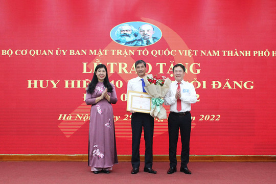 Đảng ủy cơ quan Ủy ban Mặt trận Tổ quốc Việt Nam thành phố Hà Nội trao Huy hiệu Đảng