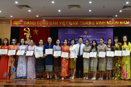 Bế mạc khóa tập huấn giảng dạy tiếng Việt cho giáo viên người Việt Nam ở nước ngoài
