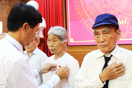 Huyện ủy Quốc Oai trao tặng Huy hiệu Đảng đợt 2-9 cho 129 đảng viên