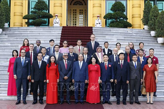 Chủ tịch nước Nguyễn Xuân Phúc tiếp đại biểu quốc tế dự Đại hội Hội Chữ thập đỏ Việt Nam