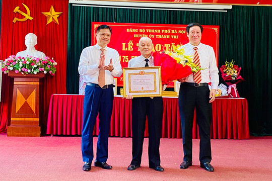 Trưởng ban Tổ chức Thành ủy Vũ Đức Bảo trao Huy hiệu Đảng tại huyện Thanh Trì