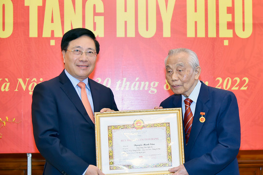 Trao Huy hiệu 75 năm tuổi Đảng tặng đồng chí Nguyễn Mạnh Cầm