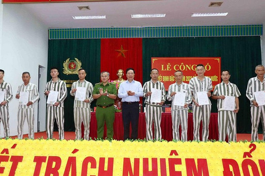 Phó Thủ tướng Thường trực Phạm Bình Minh trao quyết định đặc xá tại Trại giam Vĩnh Quang