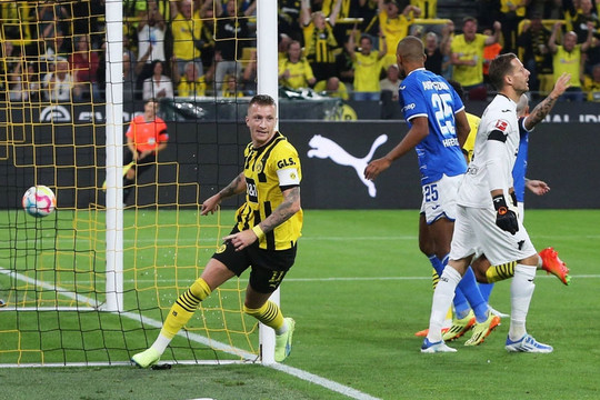 Reus tỏa sáng giúp Dortmund dẫn đầu Bundesliga