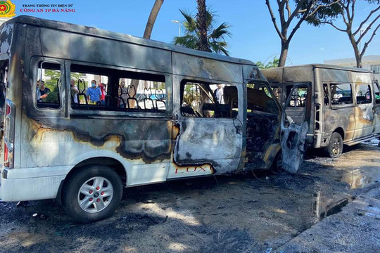 Đà Nẵng: 3 ô tô bị ''bà hỏa'' ghé thăm