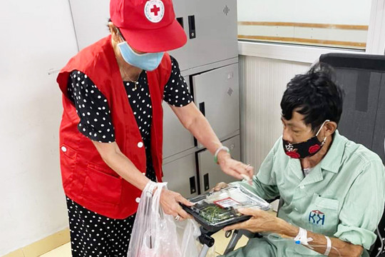Các cấp Hội Chữ thập đỏ Hà Nội tiếp tục chia sẻ với những hoàn cảnh khó khăn