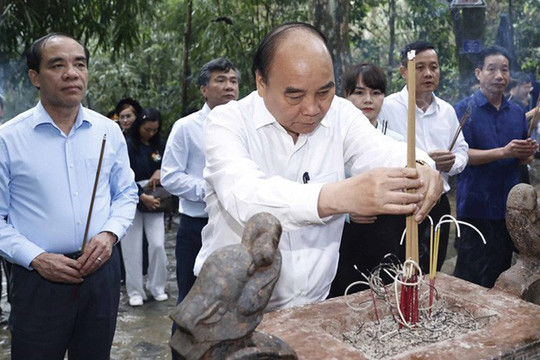 Chủ tịch nước Nguyễn Xuân Phúc dâng hương tại Khu di tích quốc gia đặc biệt Tân Trào