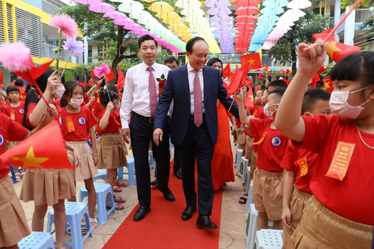 Chủ tịch HĐND thành phố Nguyễn Ngọc Tuấn dự lễ khai giảng tại Trường Tiểu học Đặng Trần Côn (Thanh Xuân)