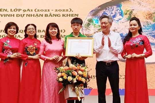 Hà Nội: Trao Bằng khen của Chủ tịch UBND thành phố cho học sinh đoạt giải Nhất UPU quốc gia