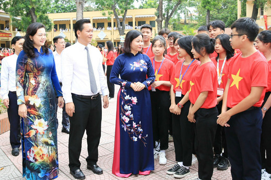 Phó Bí thư Thường trực Thành ủy Nguyễn Thị Tuyến dự lễ khai giảng tại Trường THPT Đan Phượng