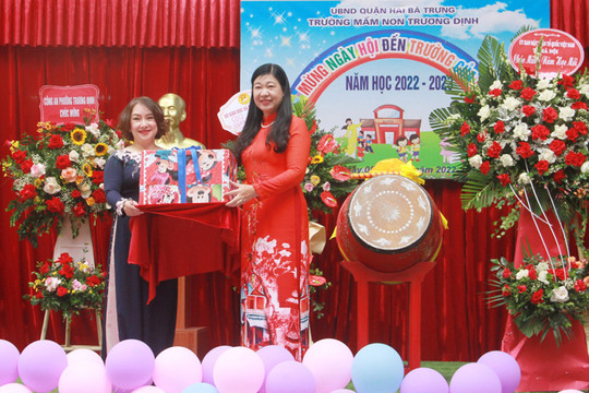 Đồng chí Nguyễn Lan Hương dự lễ khai giảng tại Trường Mầm non Trương Định