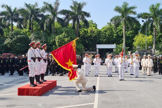 Ra mắt Trung đoàn Cảnh sát cơ động dự bị chiến đấu Công an thành phố Hà Nội