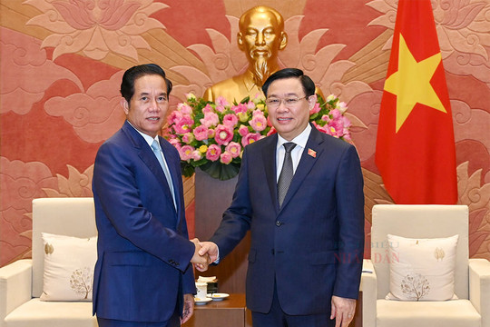 Chủ tịch Quốc hội Vương Đình Huệ tiếp Đô trưởng Thủ đô Phnom Penh Khuong Sreng