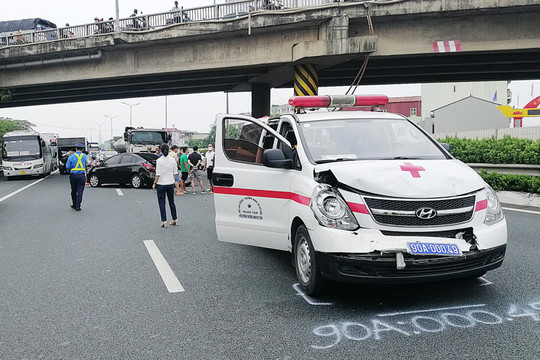 Cứu hộ xe cứu thương chở người bệnh bị tai nạn trên cao tốc Pháp Vân - Cầu Giẽ