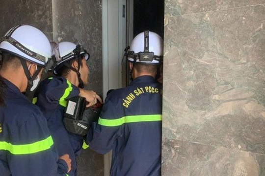 Hà Nội: Giải cứu 10 công nhân mắc kẹt trong thang máy