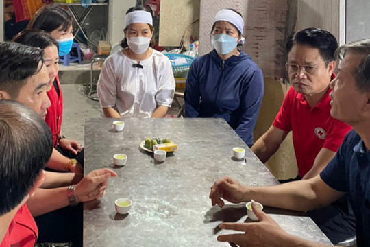 Hội Chữ thập đỏ Hà Nội thăm hỏi, hỗ trợ gia đình nạn nhân vụ cháy ở huyện Thanh Oai