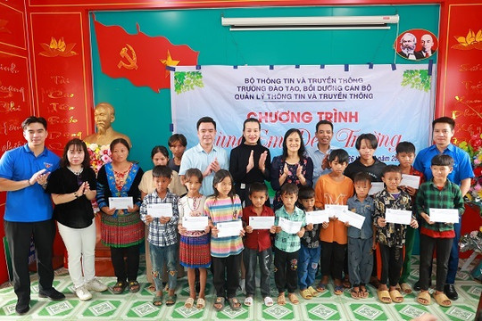 Dự án ''Phát triển báo chí Việt Nam'' tổ chức khóa tập huấn và tặng quà cho trẻ em khó khăn tại Lai Châu