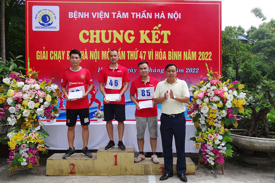Gần 100 cán bộ, bác sĩ Bệnh viện Tâm thần Hà Nội thi chung kết Giải chạy Báo Hànộimới