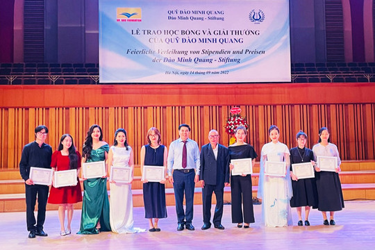 Trao học bổng Quỹ Đào Minh Quang cho học sinh, sinh viên Việt Nam