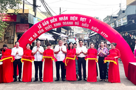 Gắn biển nhận diện an toàn thực phẩm cho 41 cơ sở kinh doanh tại chợ Long Biên